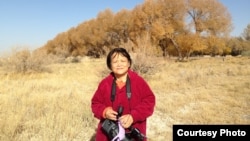 艾晓明在玉门蘑菇滩农场原址采访(照片来源:艾晓明提供)