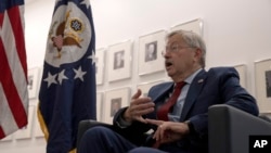 前美国驻华大使布兰斯塔德卸任前夕在北京的美国大使馆内接受媒体采访。(2020年9月29日)