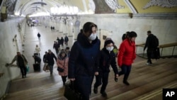 莫斯科地铁站里一名带孩子的妇女。(2020年3月18日)