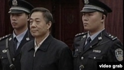 2013年10月25日,薄熙来出庭并在庭审过程中为自己辩护。(视频截图)