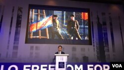 脱北者池成镐在台北奥斯陆自由论坛上讲述逃离朝鲜经历(美国之音许宁摄影)