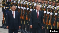 2015年7月29日土耳其总统埃尔多安(右)和中国同行习近平在人在北京人民大会堂欢迎仪式上检阅仪仗队