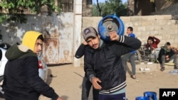 加沙民众带着煤气罐等待从埃及进入加沙的油罐车给充填煤气。(2023年11月25日)