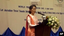 မြန်မာ့အတိုက်အခံခေါင်းဆောင် ဒေါ်အောင်ဆန်းစုကြည် ရန်ကုန်မြို့မှာကျင်းပတဲ့ ကမ္ဘာ့စာနယ်ဇင်း လွတ်လပ်ခွင့်နေ့ အထိမ်းအမှတ်ပွဲမှာ မိန့်ခွန်းပြောကြားစဉ်။ (မေ ၂၊ ၂၀၁၅)