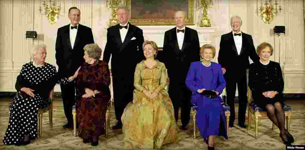 2000年11月9日,纪念白宫建立200周年的晚宴上,后排从左到右:前总统乔治·H·W·布什,克林顿总统,前总统杰拉尔德·福特和前总统吉米·卡特。他们各自的夫人和前总统约翰逊的夫人依次坐在前排,从左到右:芭芭拉·布什,伯德·约翰逊,希拉里·克林顿,贝蒂·福特和罗莎琳·卡特。