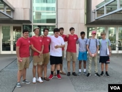 来自田纳西州加特林堡的共和党青年志愿者在诺克斯维尔会展中心门外服务。(美国之音林枫拍摄)