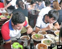 北京的“姚记炒肝店”在拜登副总统访问后顾客爆满,相当走红