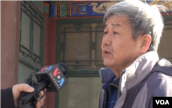 2016年北京两会期间,国企下岗职工金先生说,他完全不了解人大代表的情况,建议公布人民代表公布通讯方式并建立制度,规定人民代表受理选民诉求并限期回复有关处理情况。(美国之音 金子莹拍摄)