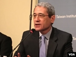 2017年2月15日,福布斯杂志专栏作家章家敦 (美国之音钟辰芳拍摄)