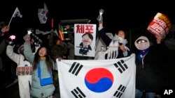 သမ္မတယွန်းအား ဖမ်းဆီးရန် တောင်းဆိုနေသူများ (AP Photo/Ahn Young-joon)