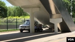 人行天桥下乘凉的警察。(美国之音叶兵 艾伦拍摄)