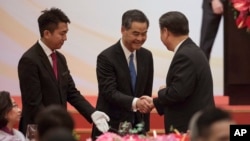 资料照:中国国家主席习近平与香港前特首梁振英握手。(2017年6月30日)