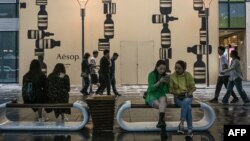 年轻人在北京的一处商场里休闲。(2024年5月10日)