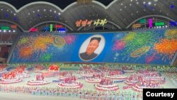 资料照:朝鲜大型歌舞演出“人民的国家” (美国之音江真拍摄)