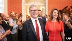 英国新首相基尔·斯塔默(Keir Starmer和夫人抵达唐宁街10号。 (2024 年7月5日)