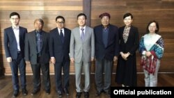 မြစ်ကြီးနားမြို့မှာ တွေ့ဆုံခဲ့ကြတဲ့ တရုတ်သံအမတ် Hong Liang နဲ့ ကချင် နိုင်ငံရေးပါတီနဲ့ ဘာသာရေး ခေါင်းဆောင်များ