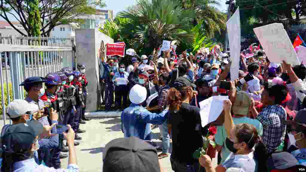 ရန်ကုန်မြို့ရှိ အမေရိကန်သံရုံးရှေ့ စစ်အာဏာသိမ်း ဆန့်ကျင် ဆန္ဒပြ မြင်ကွင်း။