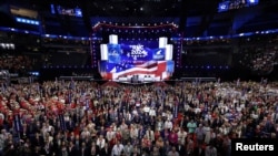 美国威斯康星州密尔沃基市举行的共和党全国代表大会第一天第一场会议结束后,代表们转身为大会官方摄影师拍照留念。(2024年7月15日)