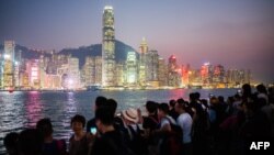 资料照:游客观看香港岛夜景。(2018年10月3日)