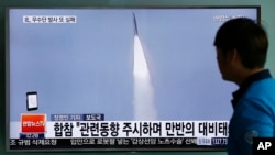 韩国电视播出的朝鲜发射一枚火箭的画面(2016年5月31日)