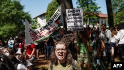 ၂၀၂၄ ဧပြီလ ၂၅ ရက်နေ့က Emory တက္ကသိုလ်မှာ ပြုလုပ်တဲ့ စစ်ဆန့်ကျင်ရေးဆန္ဒပြပွဲ (ဓါတ်ပုံ - AFP)