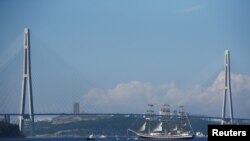 俄罗斯海参崴的金角大桥。(路透社照片)