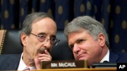 资料图:美国国会众议院外交事务委员会主席恩格尔和资深成员麦考尔。(2019年2月13日)