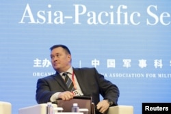 资料照:曾在2019年率团参加第九届香山论坛的时任美国国防部副助理部长施灿德(Chad Sbragia)在北京出席会议。(2019年10月21日)