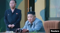 Nhà lãnh đạo Triều Tiên Kim Jong Un quan sát cuộc thử nghiệm hai phi đạn đạn đạo tầm ngắn (ảnh do hãng tin KCNA của Triều Tiên công bố ngày 26/7/2019)