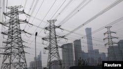 北京商业中心区旁的输电塔。(2021年9月28日)