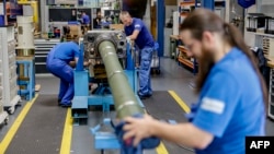 资料照：德国军火公司和汽车供应商莱茵金属公司（Rheinmetall）的技术员正在为豹式主战坦克研制120毫米火炮，该火炮在2023年6月6日交付给乌克兰军队。