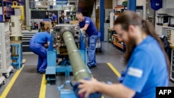 Para pekerja di pabrik senjata Rheinmetall, di kota Unterluess, Jerman utara (ilustrasi).