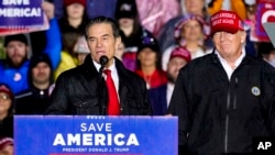 宾夕法尼亚州共和党联邦参议员候选人奥兹(左)2022年5月6日与前总统特朗普同台出席竞选活动。