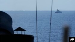 资料照片:菲律宾在有争议的南中国海水域举行演习期间,一艘中国海军舰艇逗留在菲律宾海军舰艇附近。(2024年11月6日)