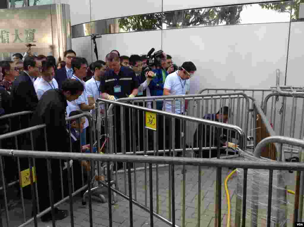 高等法院执达主任在金钟中信大厦展开清理障碍物行动(美国之音海彦拍摄)