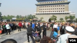 山东访民李玉10月3日在天安门广场南面的前门大街附近点燃鞭炮喊冤被警察和便衣人员拷走 (民生观察)