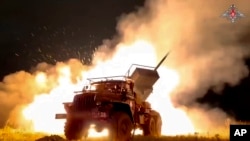 俄罗斯国防部2024年10月6日发布照片显示,俄罗斯陆军“格勒”自行式122毫米多管火箭发射器在一个秘密地点向乌克兰阵地发射火箭弹。