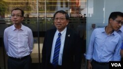 香港中文大学校长段崇智(中)终于现身见学生(2019年10月3日,美国之音鸣笛拍摄)