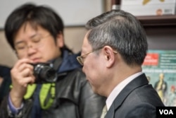 王郁琦走进新闻发布会现场(美国之音记者方正拍摄)