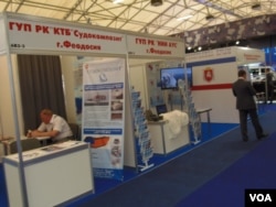 夏季举行的莫斯科武器展上,几家克里米亚军工企业的展台 (美国之音白桦)