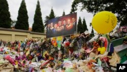 Ảnh của cựu Tổng thống Nam Phi Nelson Mandela, Martin Luther King, Mohandas Gandhi, John F. Kennedy, Abraham Lincoln, Winston Churchill và Tổng thống Obama trên núi hoa bên ngoài tư gia của ông Mandelaở Johannesburg, ngày 9/12/2013.