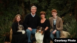 来自加利福尼亚州第23选区的众议员凯文.麦卡锡“全家福”(麦卡锡议员办公室)