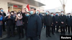 中国国家主席习近平视察北京安华里居民区的新冠病毒防控工作。(2020年2月10日)