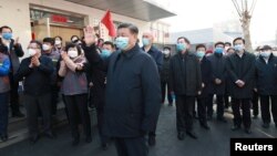 中国国家主席习近平视察北京安华里居民区的新冠病毒防控工作。(2020年2月10日)