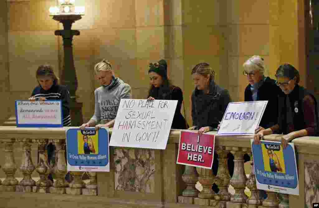 在美国明尼苏达州州议会大厦,有女性示威,反对性骚扰。有人举着标语“受够了”“我相信她”“政府里没有性骚扰容身之地”(2017年11月17日)