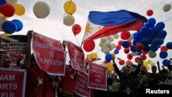 Người biểu tình thả bong bóng và hô khẩu hiệu chống Trung Quốc trong một cuộc tuần hành ở Philippines, 12/7/2016.