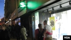 俄罗斯担心美中贸易战会导致卢布贬值。卢布汇率影响俄罗斯民众的消费情绪。莫斯科市中心街头的一处外汇兑换点。