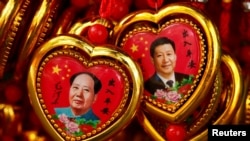 北京故宫旁商店里出售的带有习近平与毛泽东肖像的旅游纪念品。(2016年9月9日)