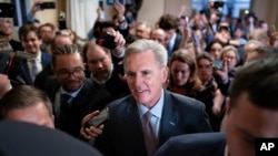 Колишній спікер Палати представників Кевін Маккарті спілкується з журналістами