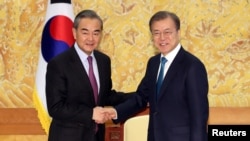 中国外长王毅和韩国总统文在寅在首尔总统官邸青瓦台举行会晤。(2019年12月5日)